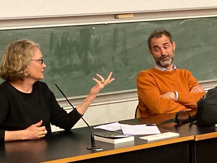 Taina Tervonen en discussion avec Pierre Sintès lors de la projection-discussion de Penser avec les morts à la MMSH le 24 novembre 2022. Crédits : Vincent Geisser