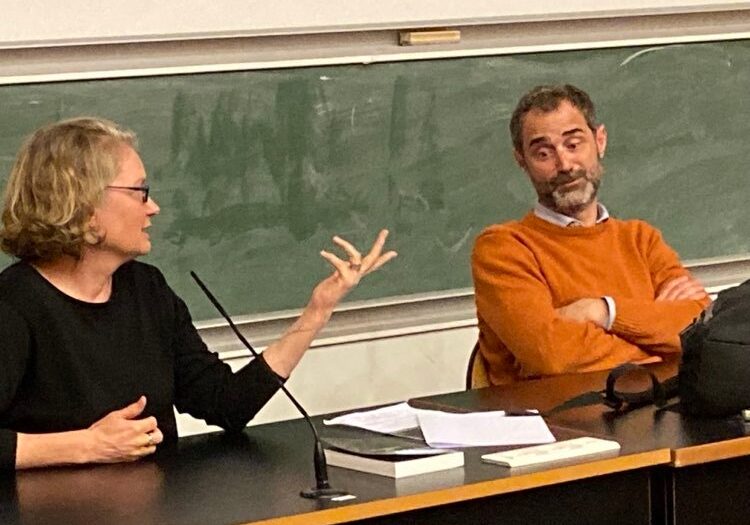 Taina Tervonen en discussion avec Pierre Sintès lors de la projection-discussion de Penser avec les morts à la MMSH le 24 novembre 2022. Crédits : Vincent Geisser